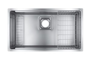 "Chậu rửa bát 1 hố xả Shigeru LE JSM–K 2F FS Sự hài hoà giữa tính năng tiện ích và phong cách thiết kếĐặc điểm nổi bật của chậu Shigeru LE JSM–K 2F FS
Chậu rửa 1 hố xả Shigeru LE JSM–K 2F FS không chỉ đáp ứng tiêu chuẩn cao về tiện ích, mà còn mang đến sự phong cách độc đáo. Với thương hiệu Shigeru danh tiếng từ Nhật Bản, sản phẩm này đã thực sự làm hài lòng khách hàng.
Thiết kế đơn hố của chậu rửa giúp tiết kiệm không gian trong nhà bếp mà vẫn đảm bảo hiệu quả khi rửa chén bát. Với việc dễ dàng phân chia công việc làm sạch rác và rửa chén, thực phẩm, sản phẩm này đem lại sự thuận tiện và tốc độ nhanh chóng nhất.
SHIGERU Miền Nam
Chậu bát rửa 1 hố xả Shigeru LE JSM–K 2F FS tiện lợi
Những ưu điểm vượt trội của chậu rửa LE JSM-K 2F FS
Chậu rửa bát Shingeru model LE JSM – K 2F FS là dòng sản phẩm được đông đảo người dùng ưa chuộng khi mang nhiều ưu điểm vượt trội sau:
Thiết kế vừa vặn, gọn gàng khi chậu rửa có kích thước 760 x 410 x 195mm, vừa vặn và gọn gàng. Kích thước này không chiếm nhiều diện tích nhưng vẫn đảm bảo các công năng sử dụng, giúp tiện nghi cho không gian bếp.
Chậu rửa này được trang bị bộ xiphong xả ngang và đường thoát nước có đường kính lớn, giúp quá trình xả nước diễn ra nhanh chóng. Người dùng không cần lo lắng về tình trạng ứ đọng khi thoát nước.
Ngoài ra, chậu rửa còn có khả năng ngăn mùi hôi, giúp không gian bếp luôn thoáng mát và không bị ám mùi khó chịu từ chậu rửa.
Chậu rửa LE JSM – K 2F FS được trang bị lớp đệm cao su phía dưới, giúp giảm tiếng ồn khi xả nước. Quá trình xả nước diễn ra êm ái, không gây ồn đáng kể khiến căn bếp của gia chủ luôn yên tĩnh, dễ chịu.
Chậu rửa được tích hợp ray trượt thông minh, giúp tiết kiệm diện tích trong không gian bếp và đảm bảo sự ngăn nắp gọn gàng. Thiết kế này cũng giúp người nội trợ dễ dàng thao tác ngay trên chậu rửa.
Chậu rửa được làm từ chất liệu inox 304 cao cấp, với phần lỗ xả và nắp đậy làm từ thép không gỉ. Vì vậy, chậu rửa có độ bền cao. Bề mặt chậu rửa trơn, nhẵn bóng, dễ dàng vệ sinh và duy trì vẻ đẹp lâu dài.
SHIGERU Miền Nam
Chậu bát rửa 1 hố xả Shigeru LE JSM–K 2F FS đa năng
